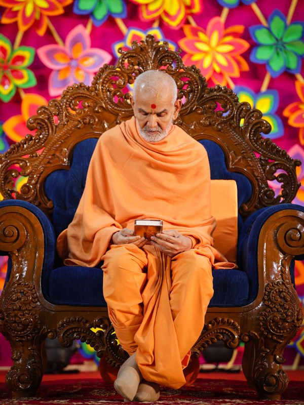 Swamishri reads the Shikshapatri at the conclusion of his puja
