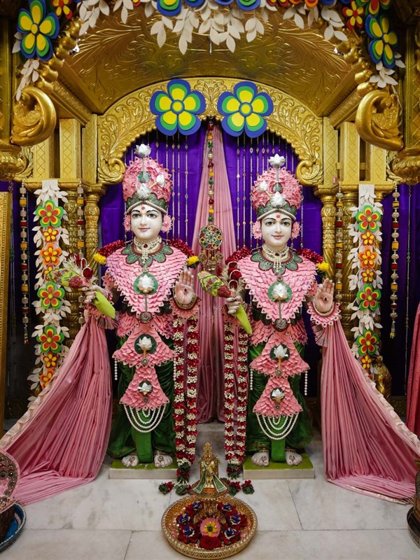 Bhagwan Swaminarayan and Aksharbrahman Gunatitanand Swami, BAPS Shri Swaminarayan Mandir, Navsari