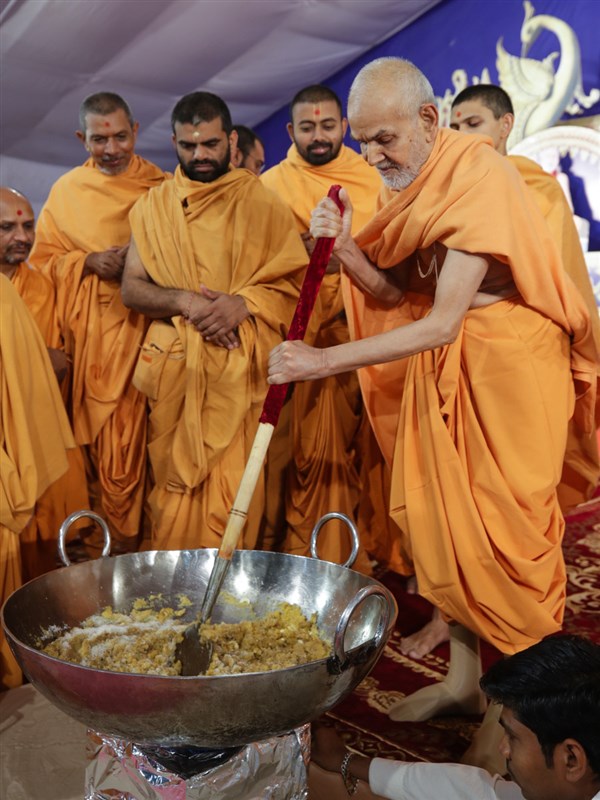 Swamishri stirs the shiro