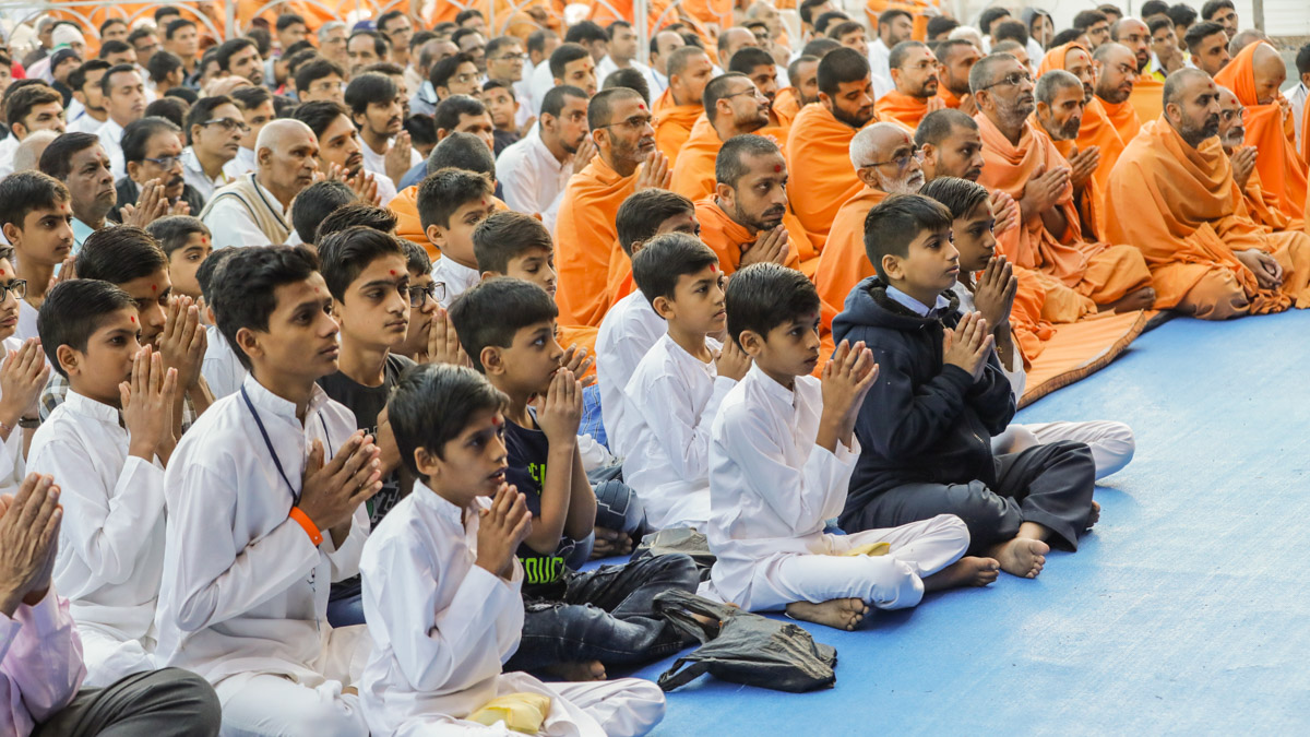 Sadhus, children and devotees doing darshan of Swamishri