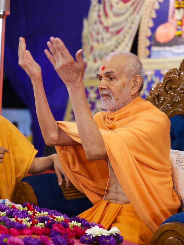 Swamishri blesses all at the beginning of his daily puja
