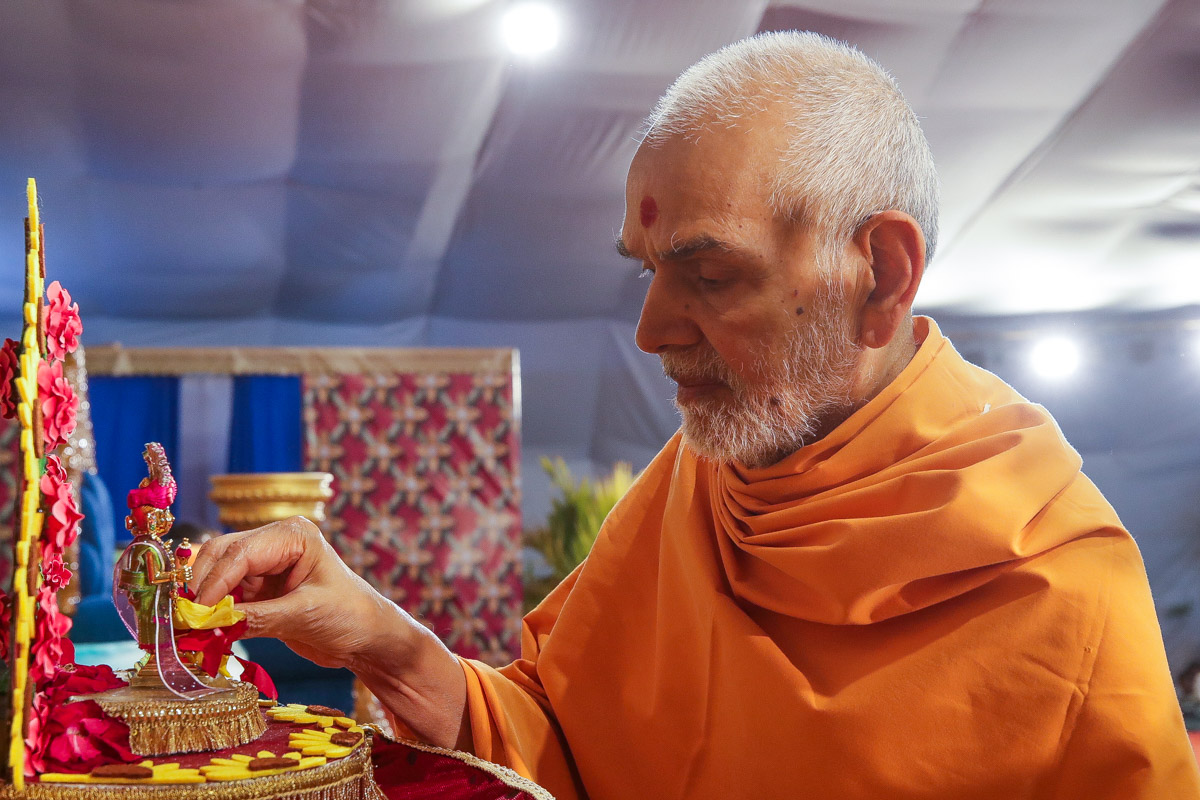 Swamishri offers flowers to Shri Harikrishna Maharaj