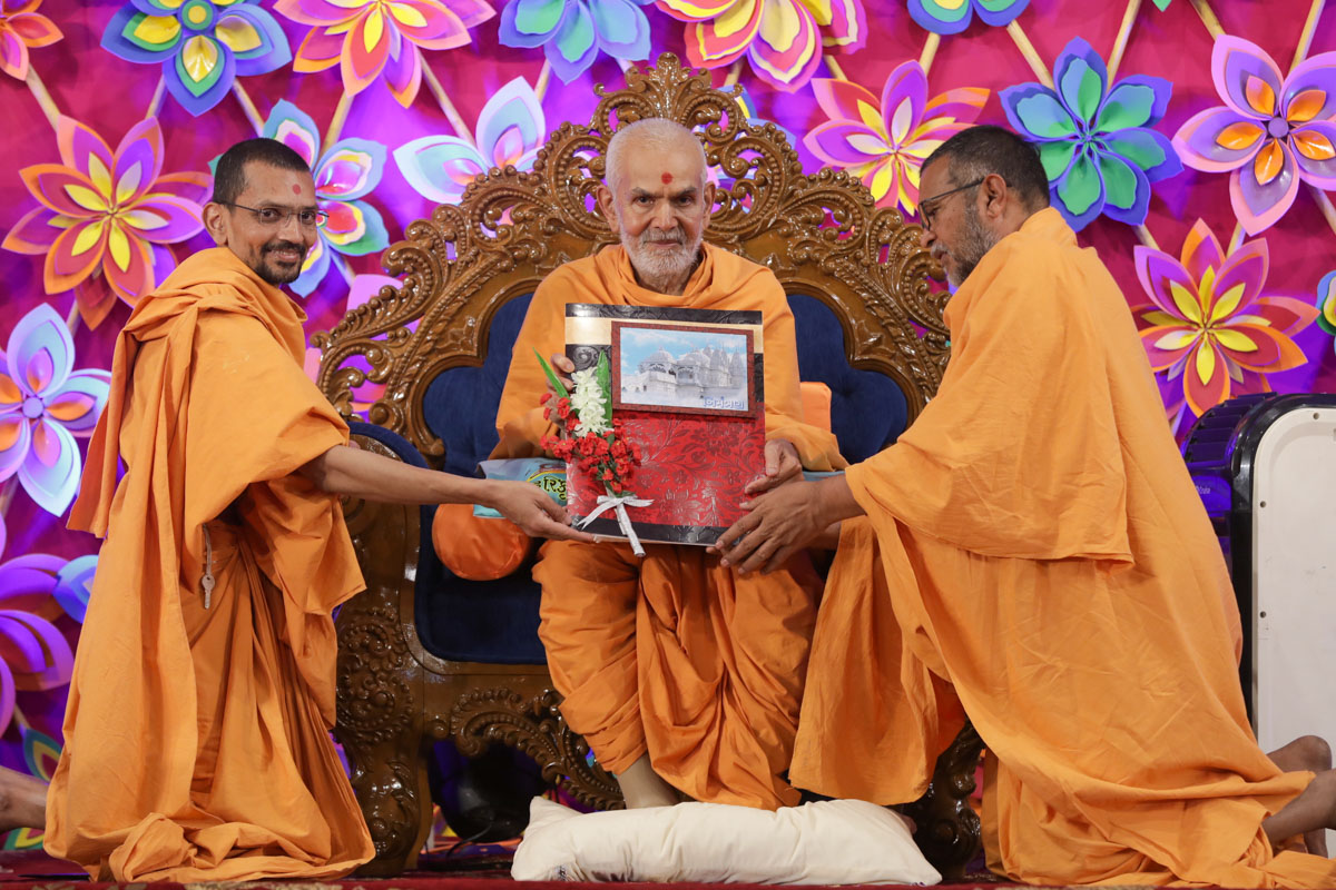 Swamishri sanctifies the invitation card