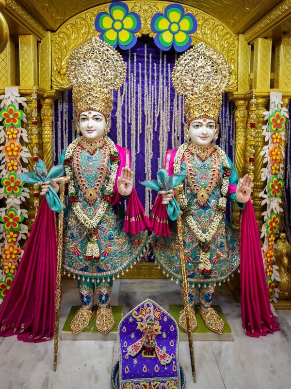Bhagwan Swaminarayan and Aksharbrahman Gunatitanand Swami, BAPS Shri Swaminarayan Mandir, Navsari