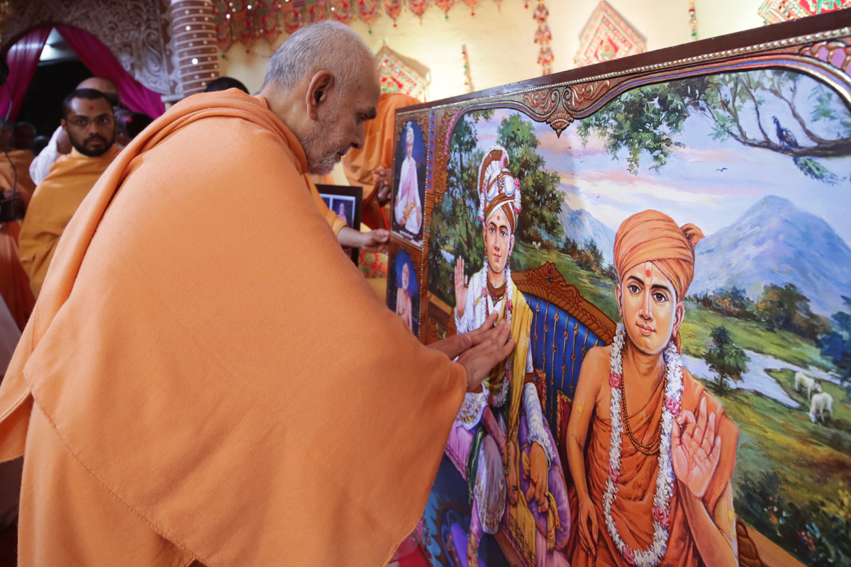 Swamishri performs the pratishtha rituals for BAPS Shri Swaminarayan Mandir, Italva, India