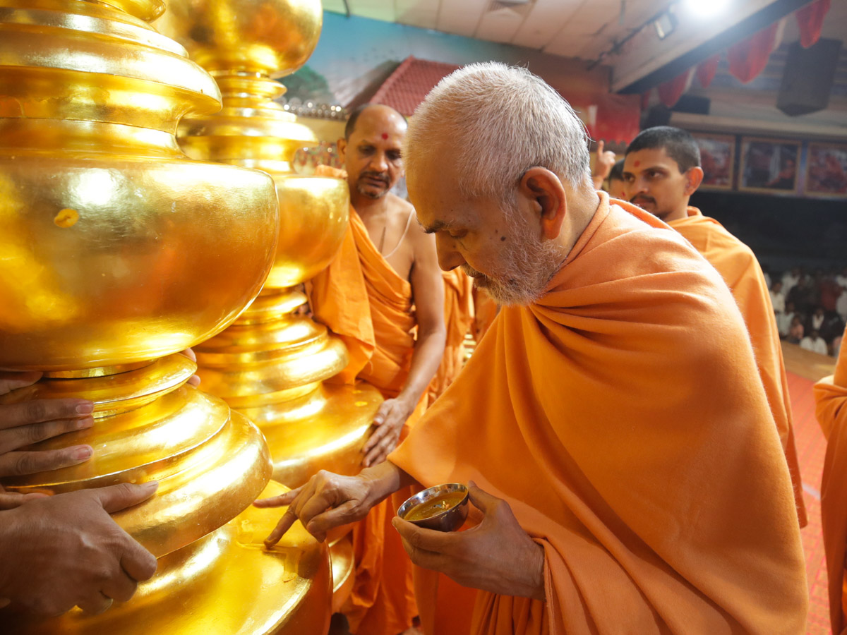 Swamishri performs pujan of kalashes for the new BAPS Shri Swaminarayan Mandir, Navsari