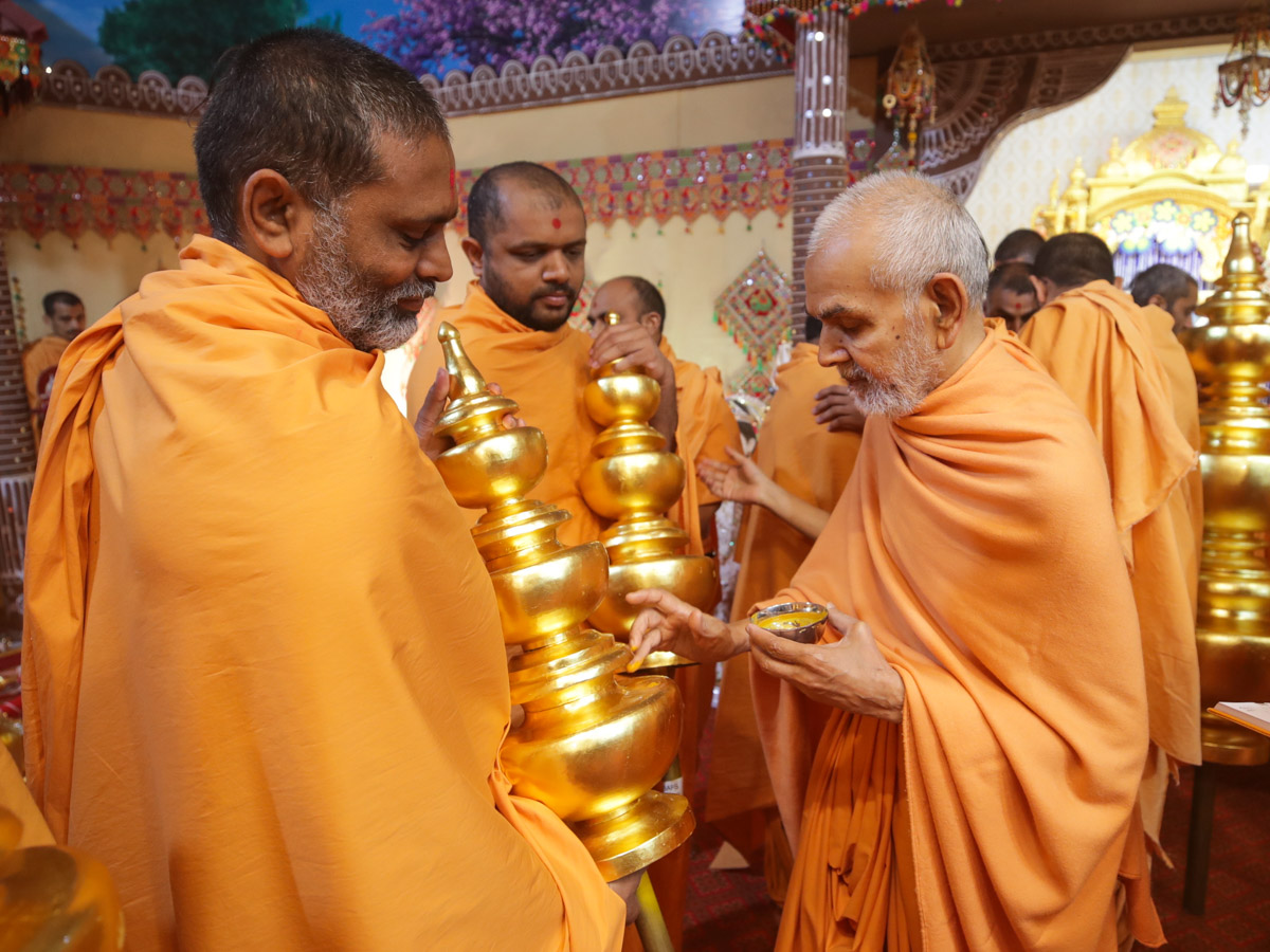 Swamishri performs pujan of kalashes