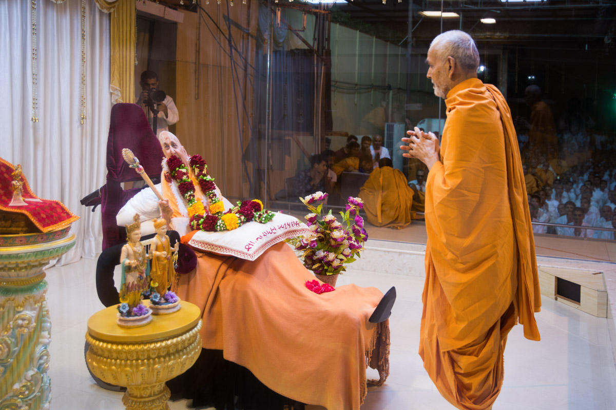 Swamishri engrossed in darshan of Brahmaswarup Pramukh Swami Maharaj at Pramukh Mandiram