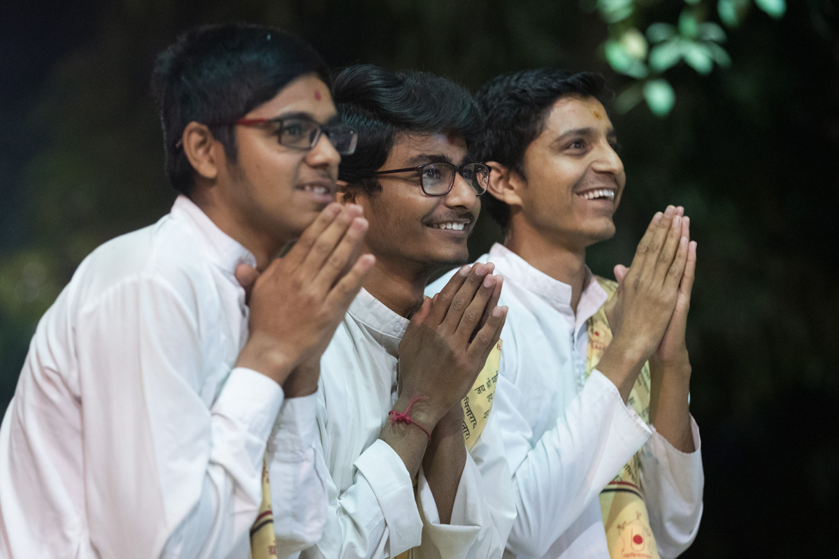 Students of BAPS Swaminarayan Sankrit Mahavidyalay doing darshan of Swamishri