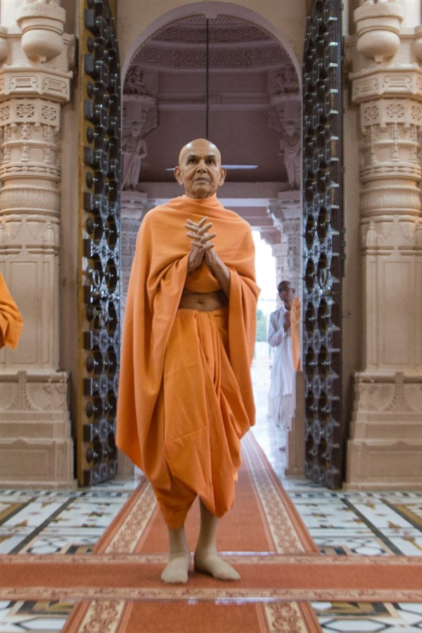 Swamishri engrossed in darshan of Brahmaswarup Shastriji Maharaj at Yagnapurush Smruti Mandir
