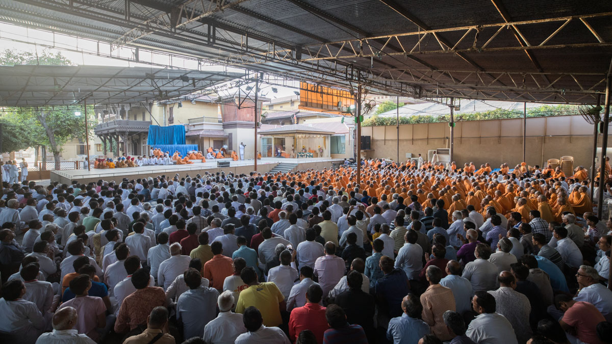 Sadhus and devotees doing Swamishri's puja darshan