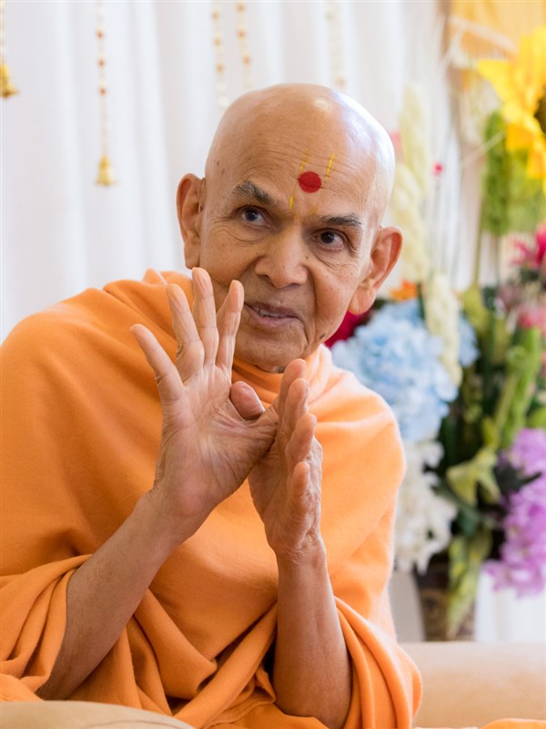 Swamishri blesses all