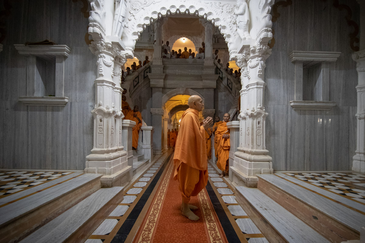 Swamishri engrossed in darshan of Shri Ganeshji