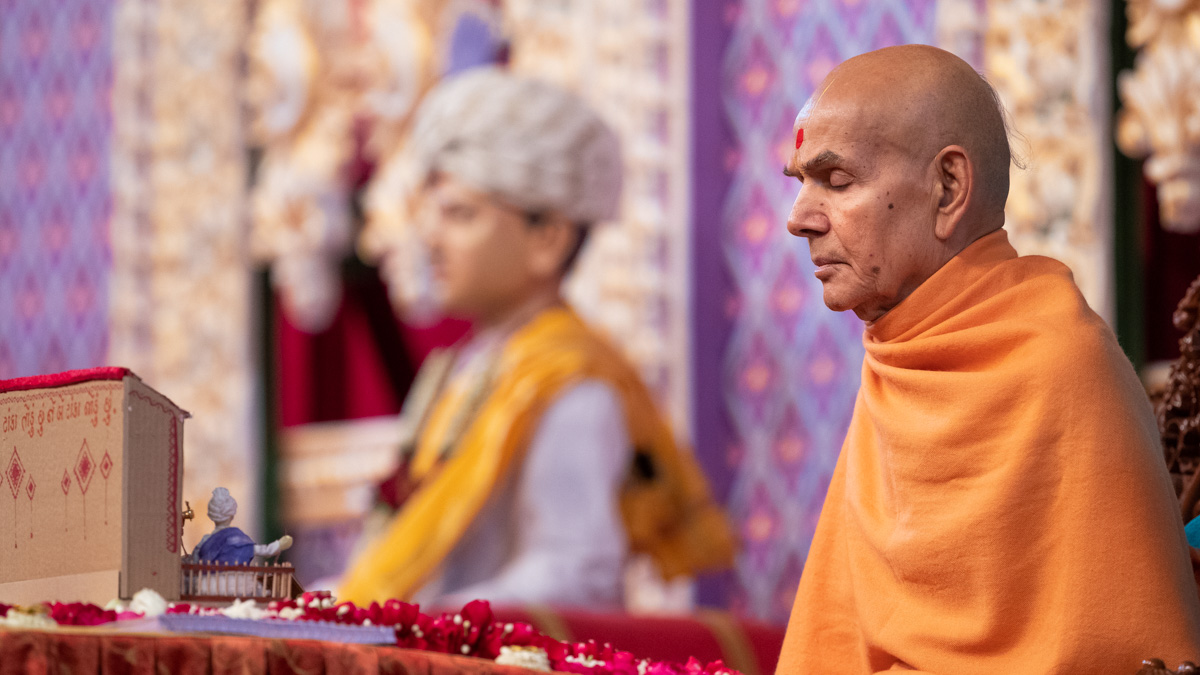 Swamishri meditates