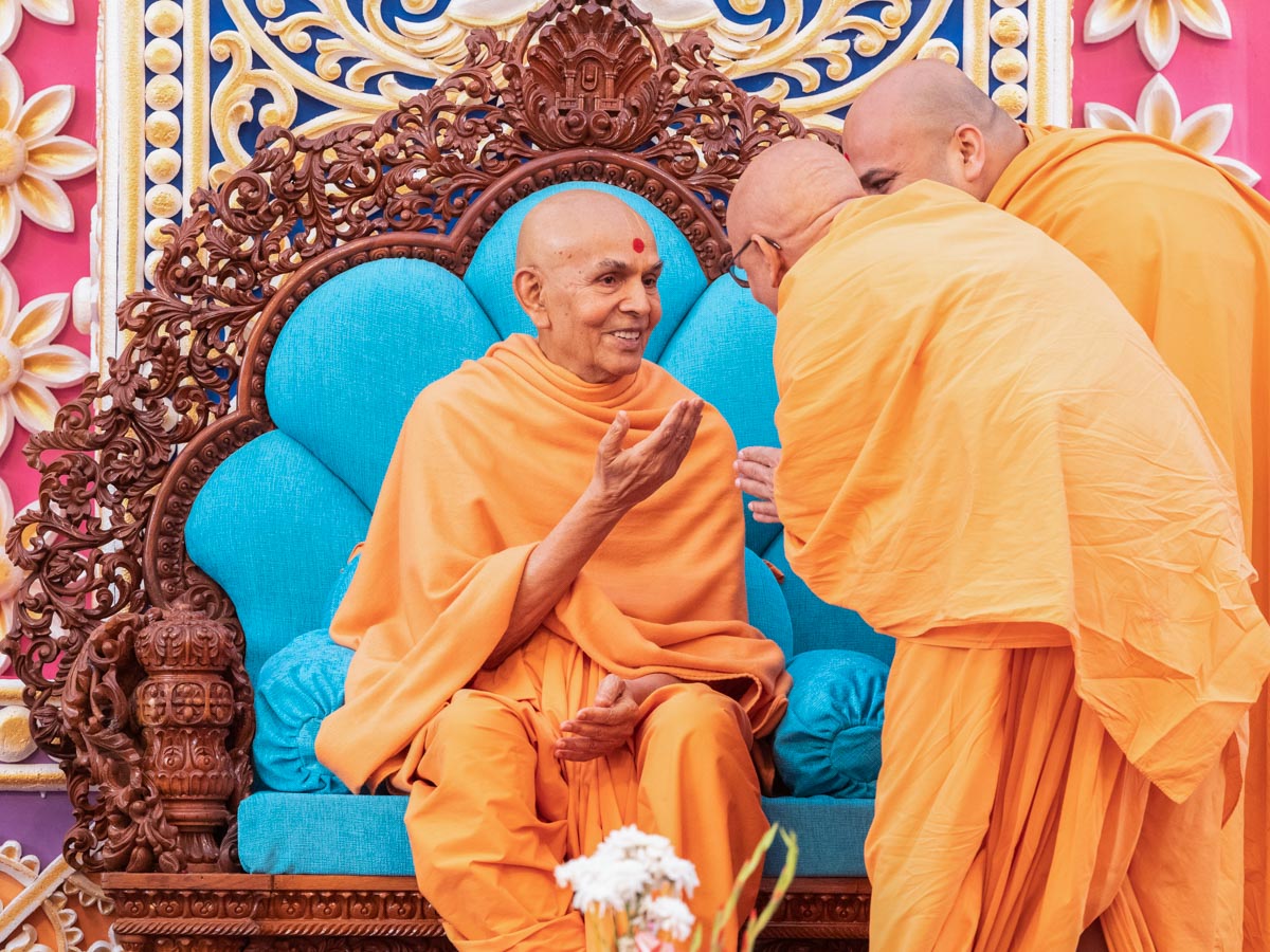 Swamishri converses with Pujya Ghanshyamcharan Swami