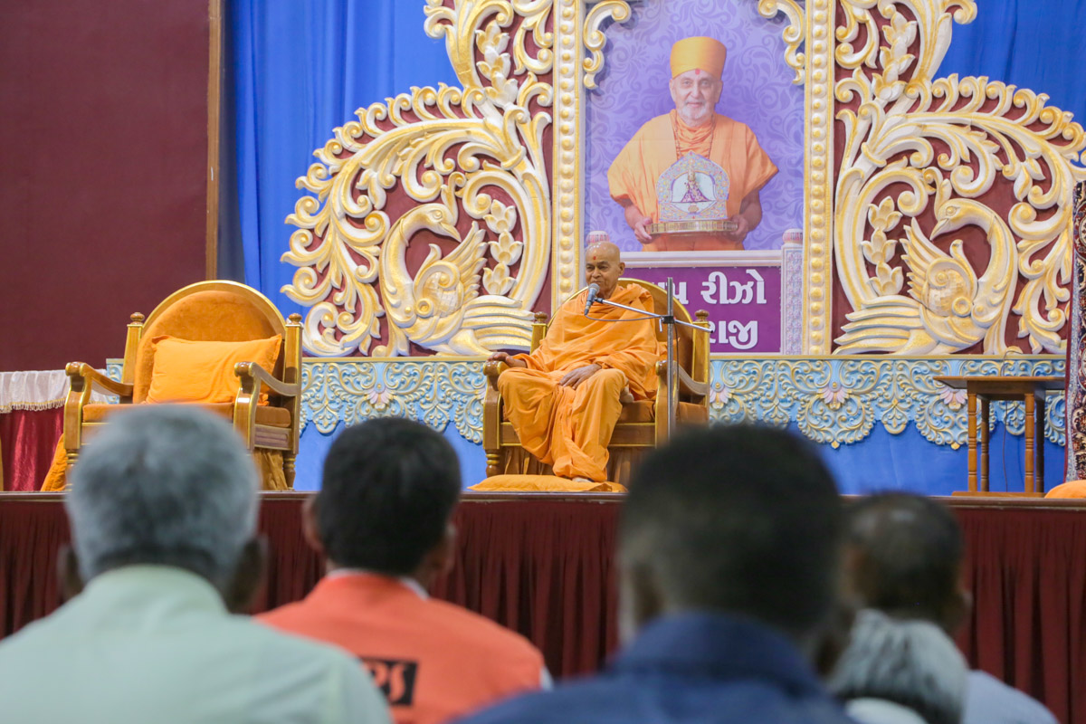 Bhagwatpriya Swami addresses the morning satsang assembly