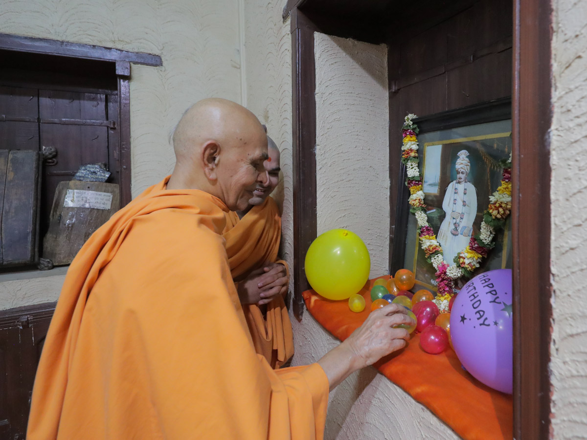 Swamishri doing darshan of Brahmaswarup Bhagatji Maharaj