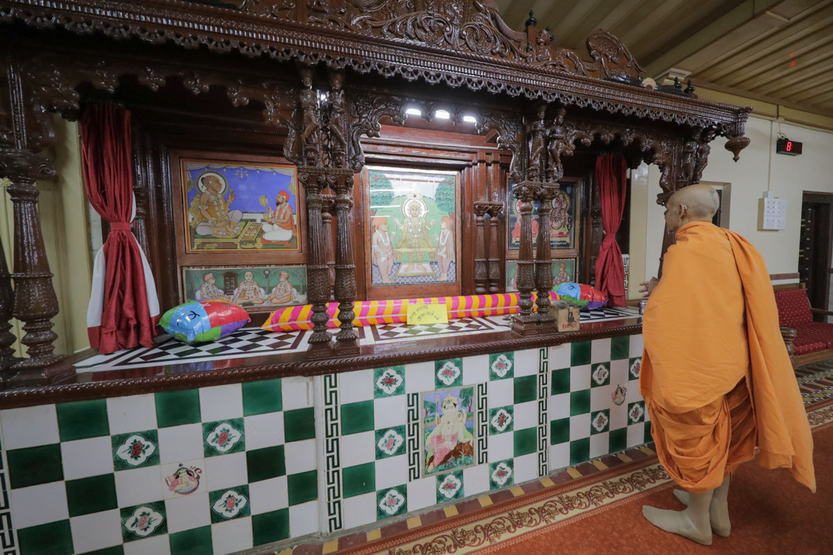 Swamishri doing darshan of Thakorji in the sabha mandap