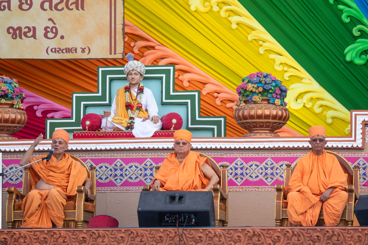 Pujya Swayamprakash Swami (Doctor Swami), Pujya Ishwarcharan Swami and Pujya Viveksagar Swami on stage