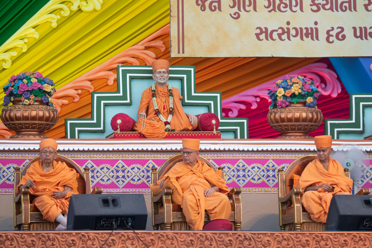 Pujya Tyagvallabh Swami, Pujya Ghanshyamcharan Swami and Bhagwatpriya Swami on stage