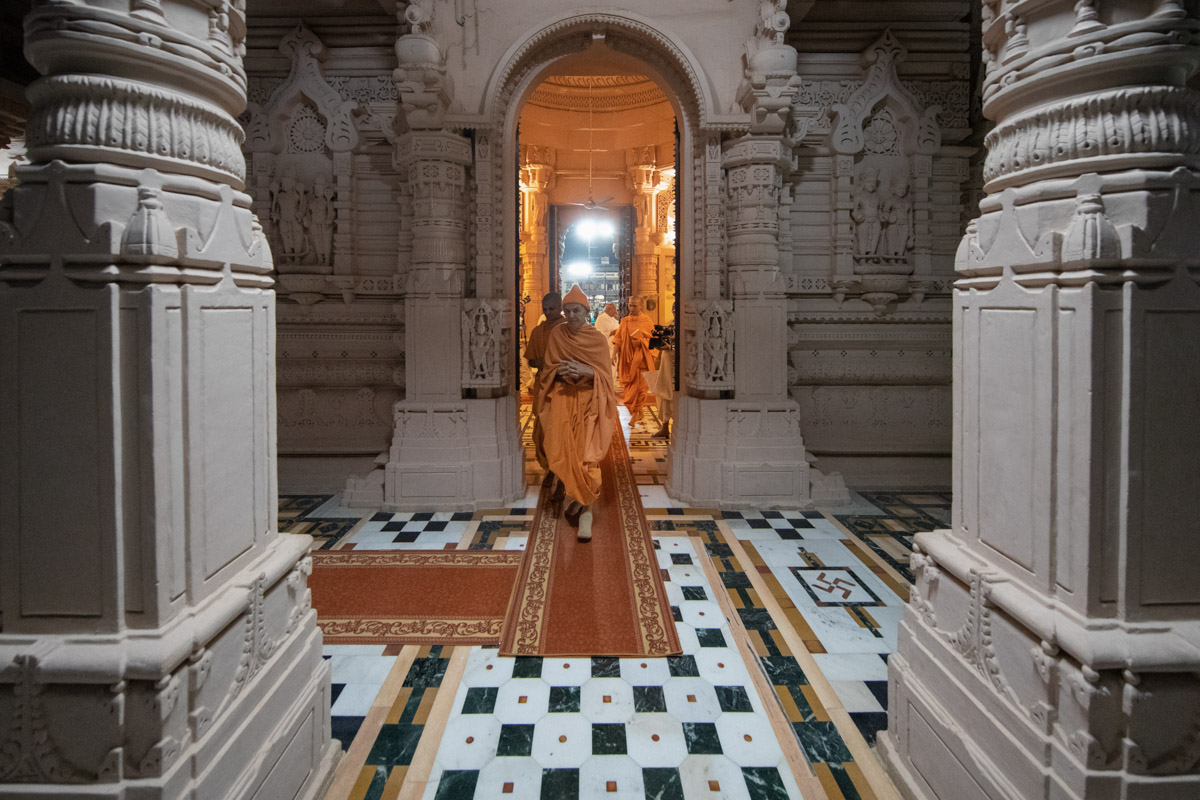 Swamishri after the darshan at Yagnapurush Smruti Mandir