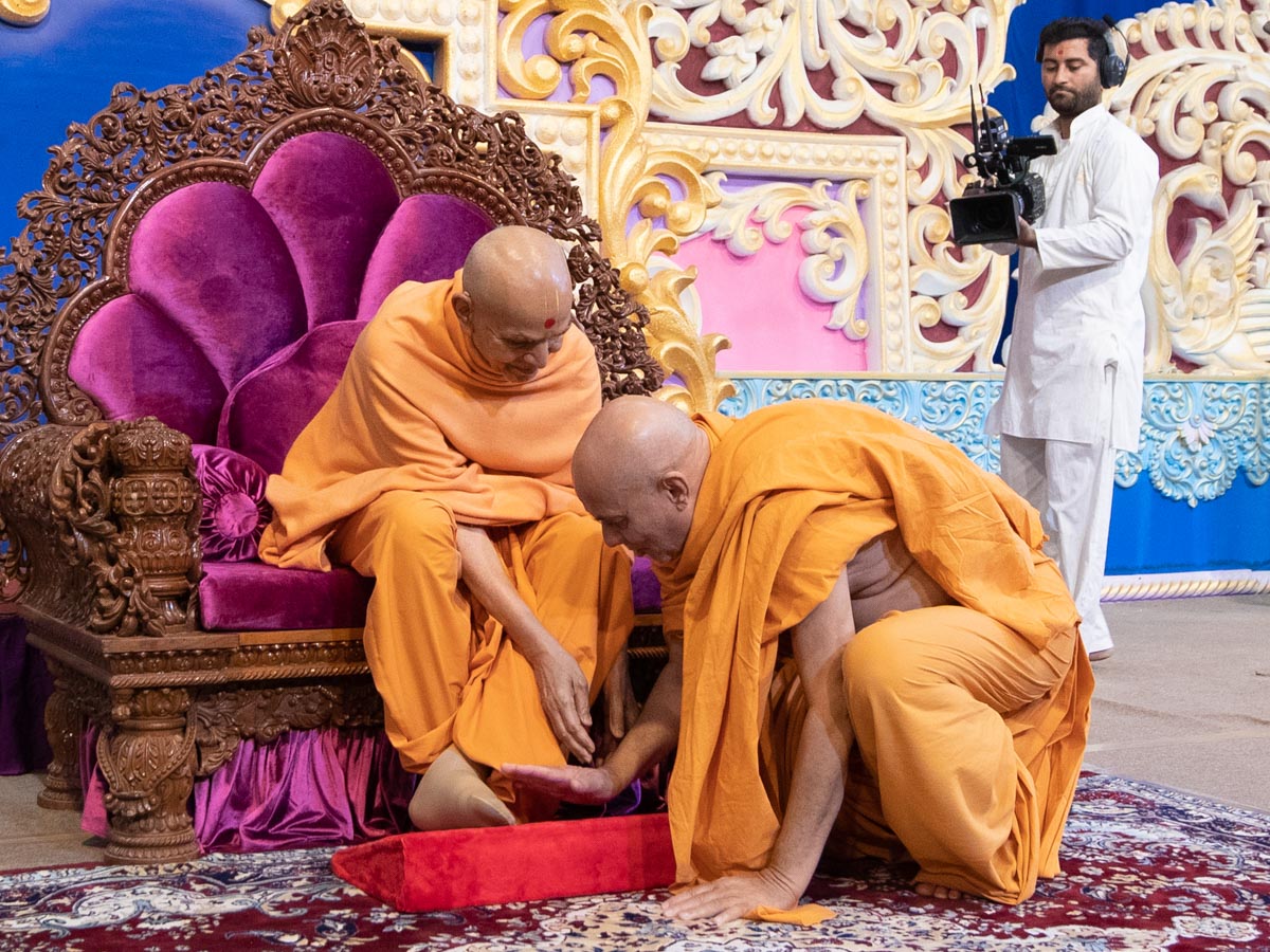 Pujya Viveksagar Swami greets Swamishri with 'Jai Swaminarayan'