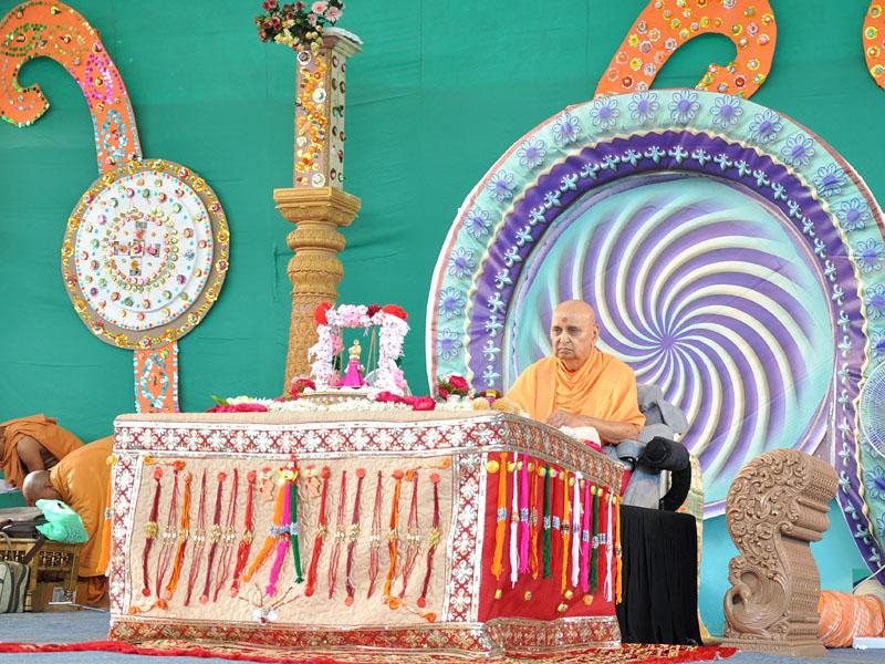  Thousands of devotees attended Swamishri's morning puja