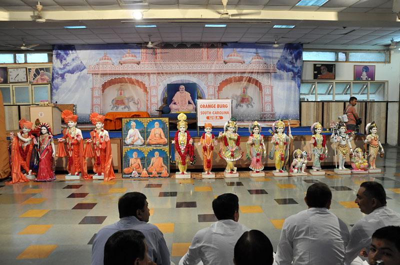  Swamishri performs murti-pratishtha rituals for new BAPS hari mandir at Orangeburg, USA