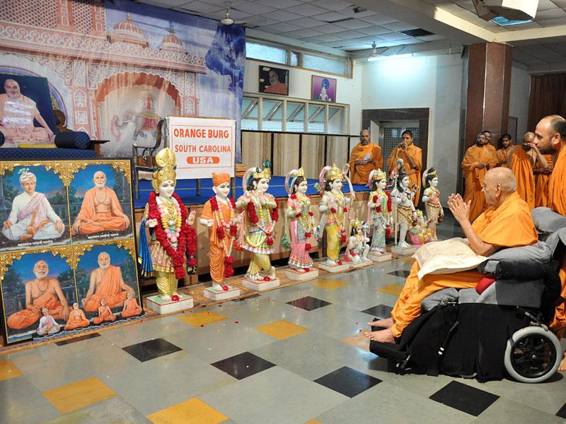   Swamishri performs murti-pratishtha rituals for new BAPS hari mandir at Orangeburg, USA