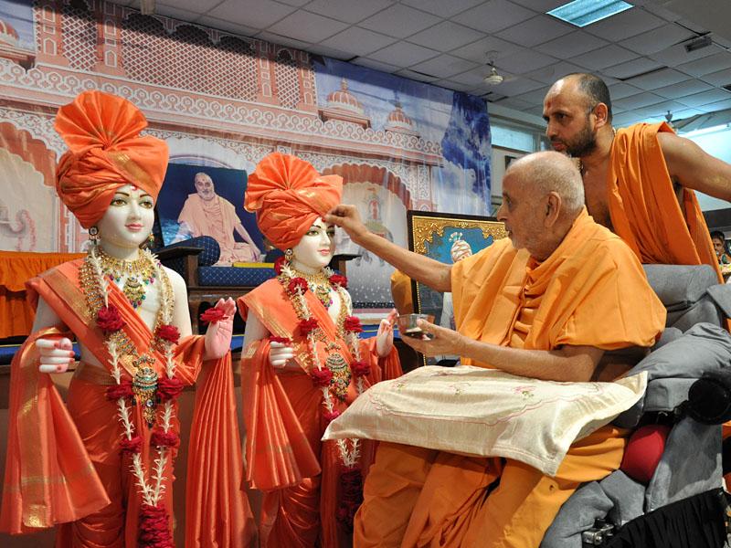  Swamishri performs murti-pratishtha rituals for new BAPS hari mandir at Orangeburg, USA 