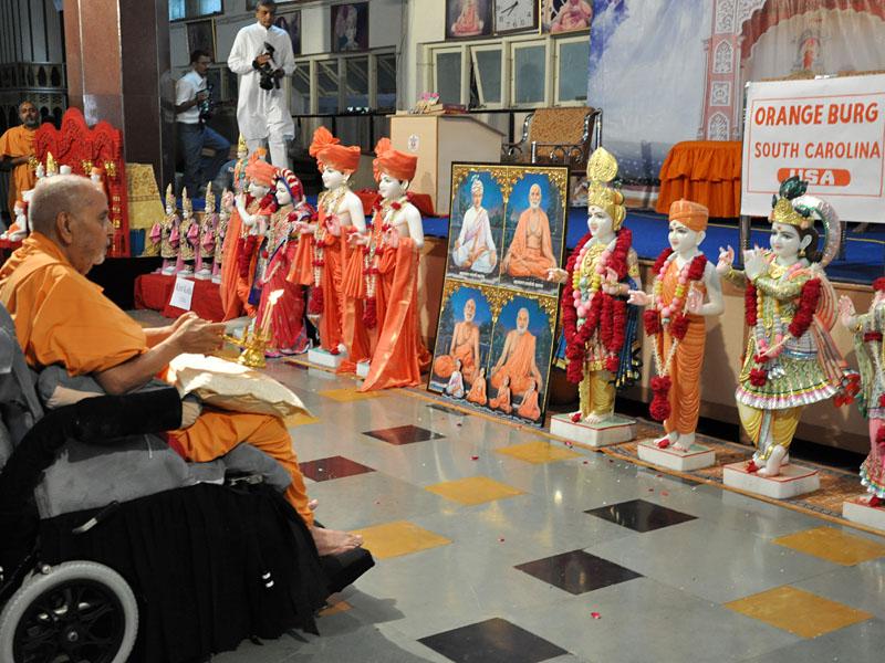  Swamishri performs murti-pratishtha rituals for new BAPS hari mandir at Orangeburg, USA 