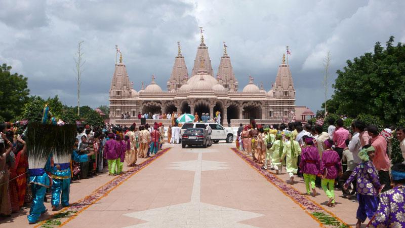  Swamishri arrives at BAPS Swaminarayan Mandir, Bhavnagar