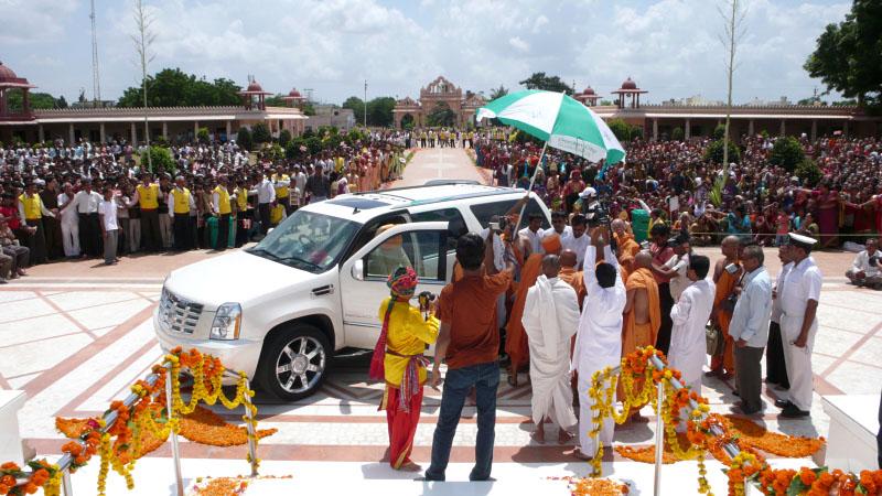  Swamishri arrives at BAPS Swaminarayan Mandir, Bhavnagar