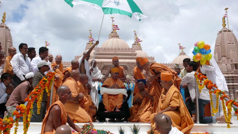  Swamishri blesses devotees from the mandir podium