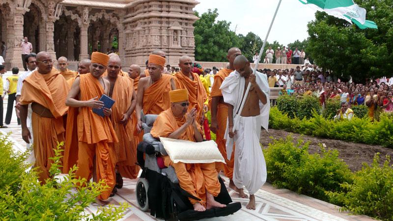 Swamishri in the mandir complex