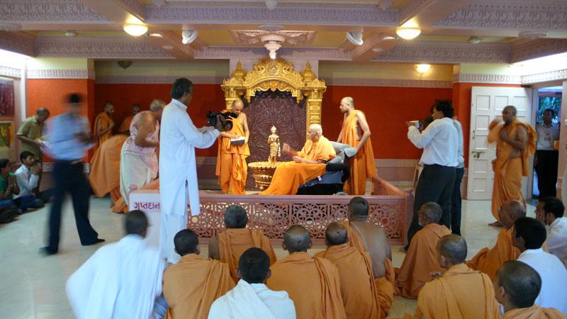  Swamishri performs abhishek of Shri Nilkanth Varni