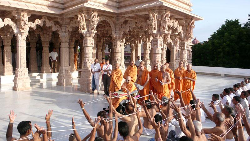  Swamishri blesses devotees during the changing of janoi ceremony on Raksha Bandhan