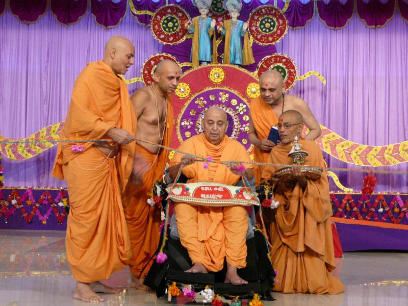  Swamishri inaugurates the new assembly hall by untying the nadachhadi