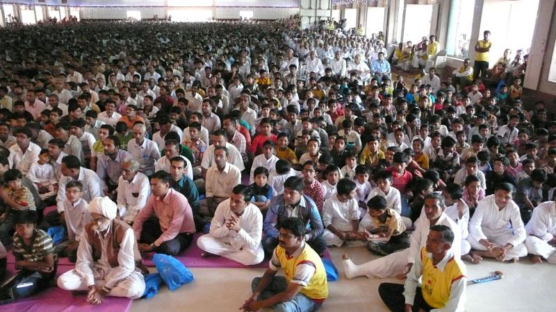  Devotees in the assembly hall engaged in Swamishri's puja darshan