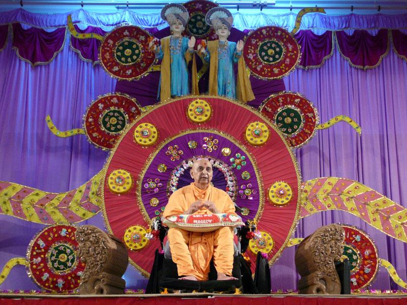  Swamishri blesses the Rakshabandhan festival assembly