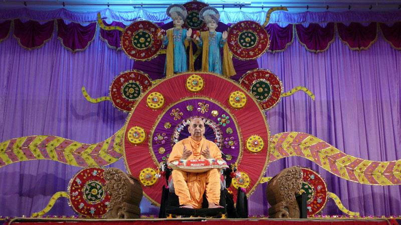  Swamishri blesses the Rakshabandhan festival assembly