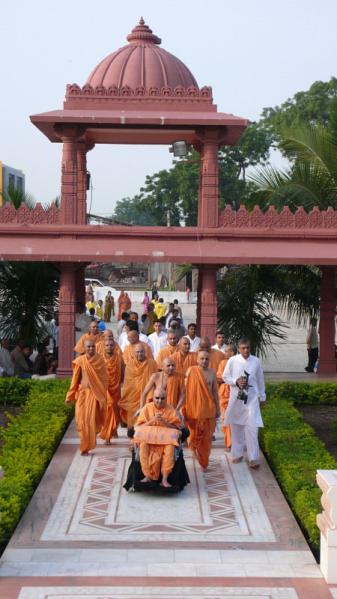  Swamishri on his way for Thakorji's darshan