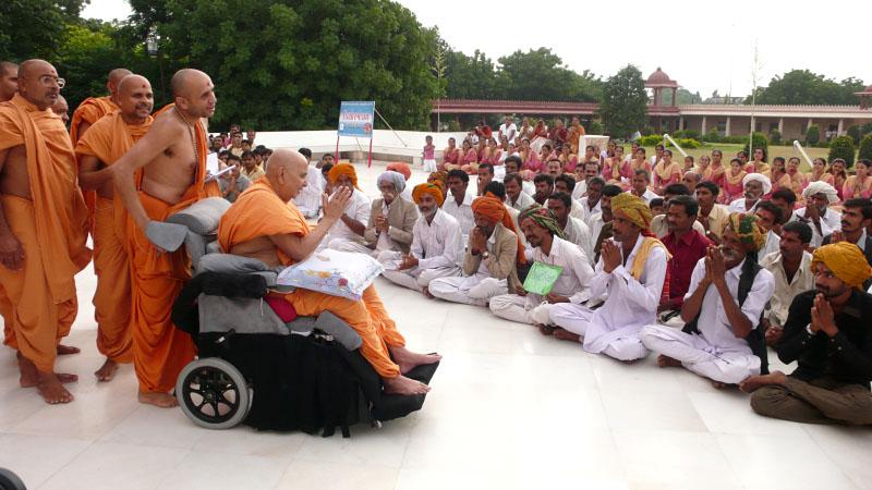   Swamishri blesses devotees from nearby villages of Bhavnagar