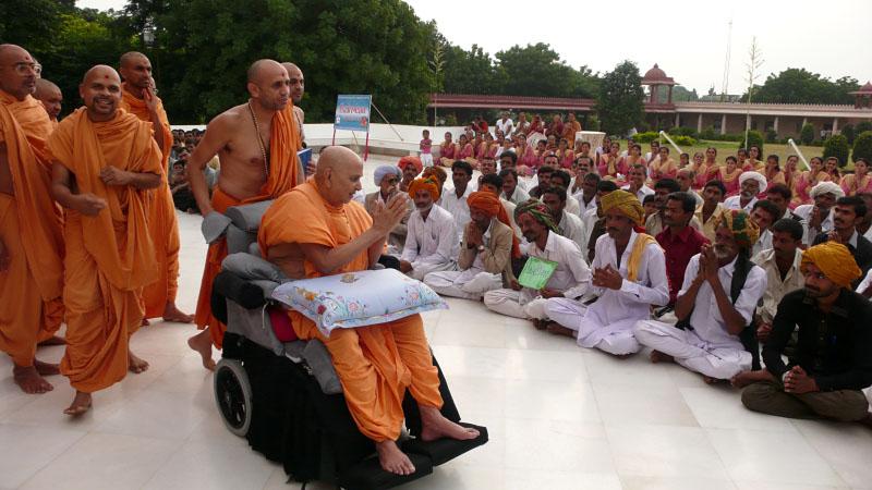   Swamishri blesses devotees from nearby villages of Bhavnagar