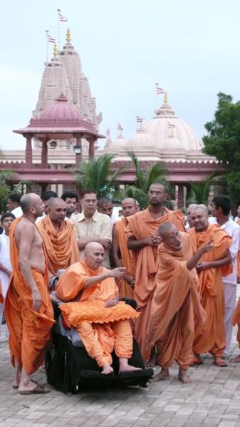  Swamishri visits the mandir complex