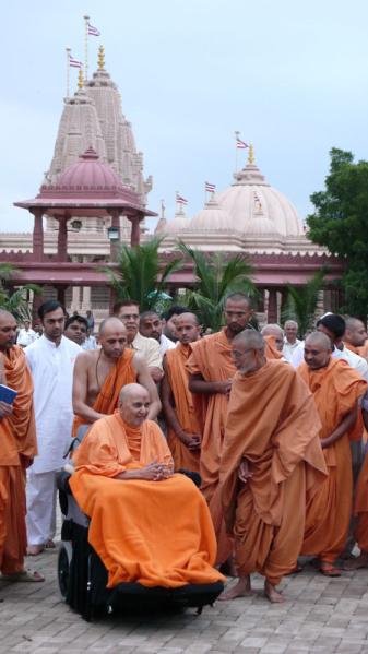   Swamishri visits the mandir complex