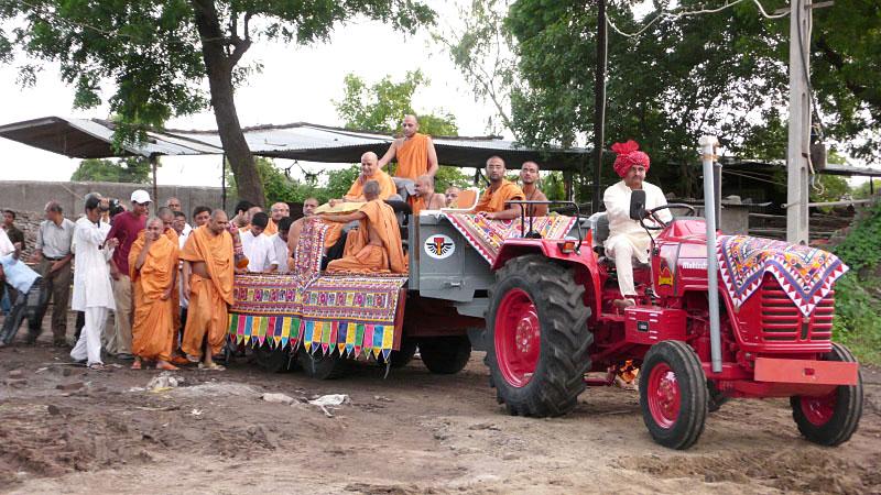  Swamishri sanctifies the mandir complex land in a tractor