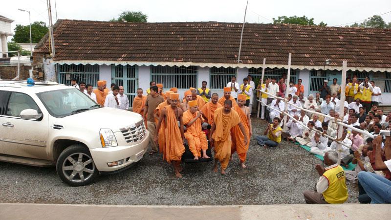  Swamishri arrives