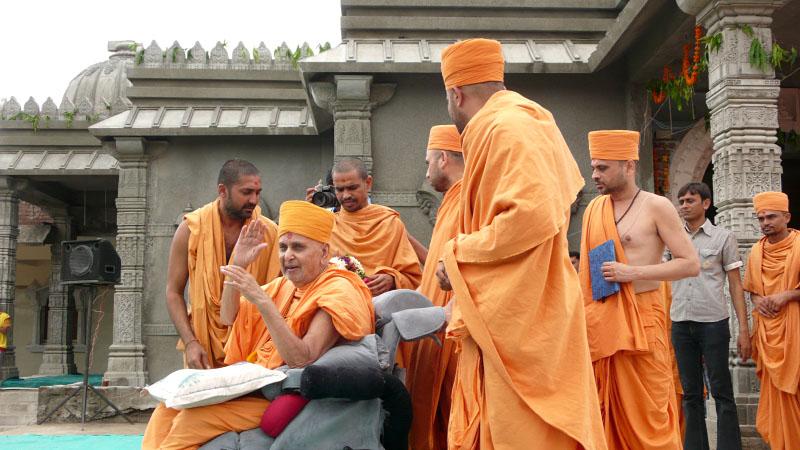  Swamishri visits the mandir complex