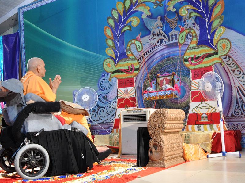  Swamishri engaged in darshan of hindolo
